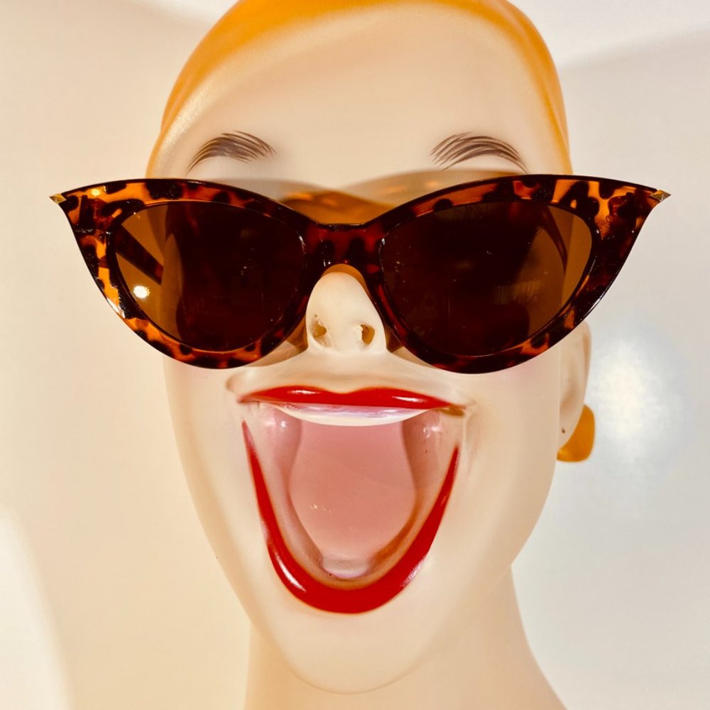 Here Kitty Kitty Exaggerated Cat Eye Sunnies Tortoise